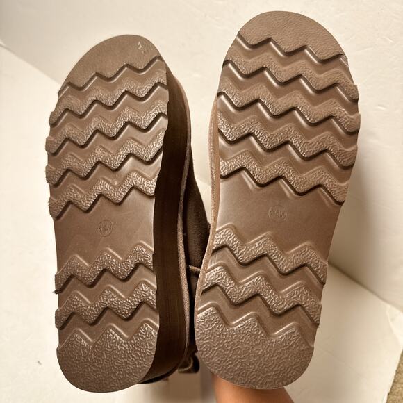 Cushionaire Taupe Suede Platform Boots 6.5W Memory Foam Cozy - Picture 6 of 13